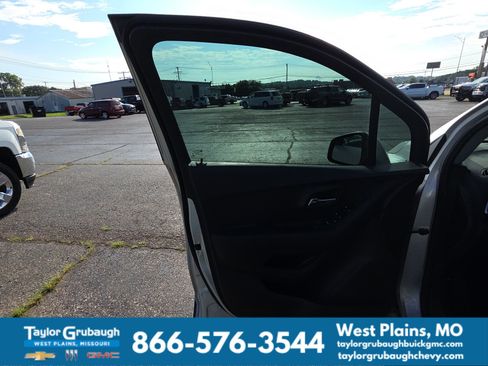 Used 2017 Chevrolet Trax LT AWD/4WD image 5