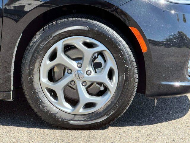 Certified 2024 Chrysler Pacifica Limited FWD image 10
