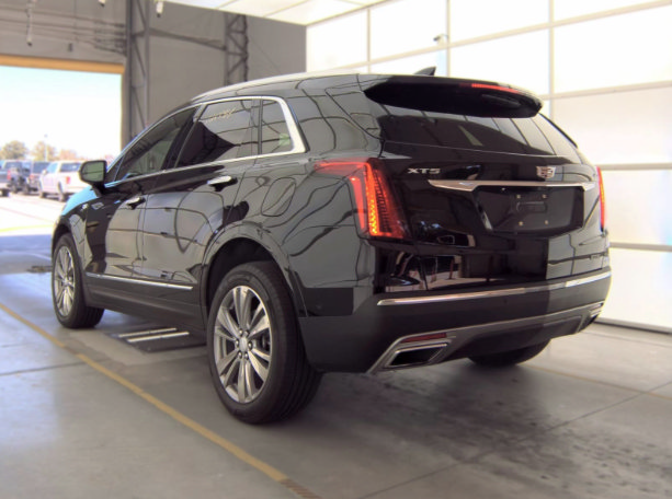 Used 2024 Cadillac XT5 Premium Luxury w/ Technology Package FWD image 3