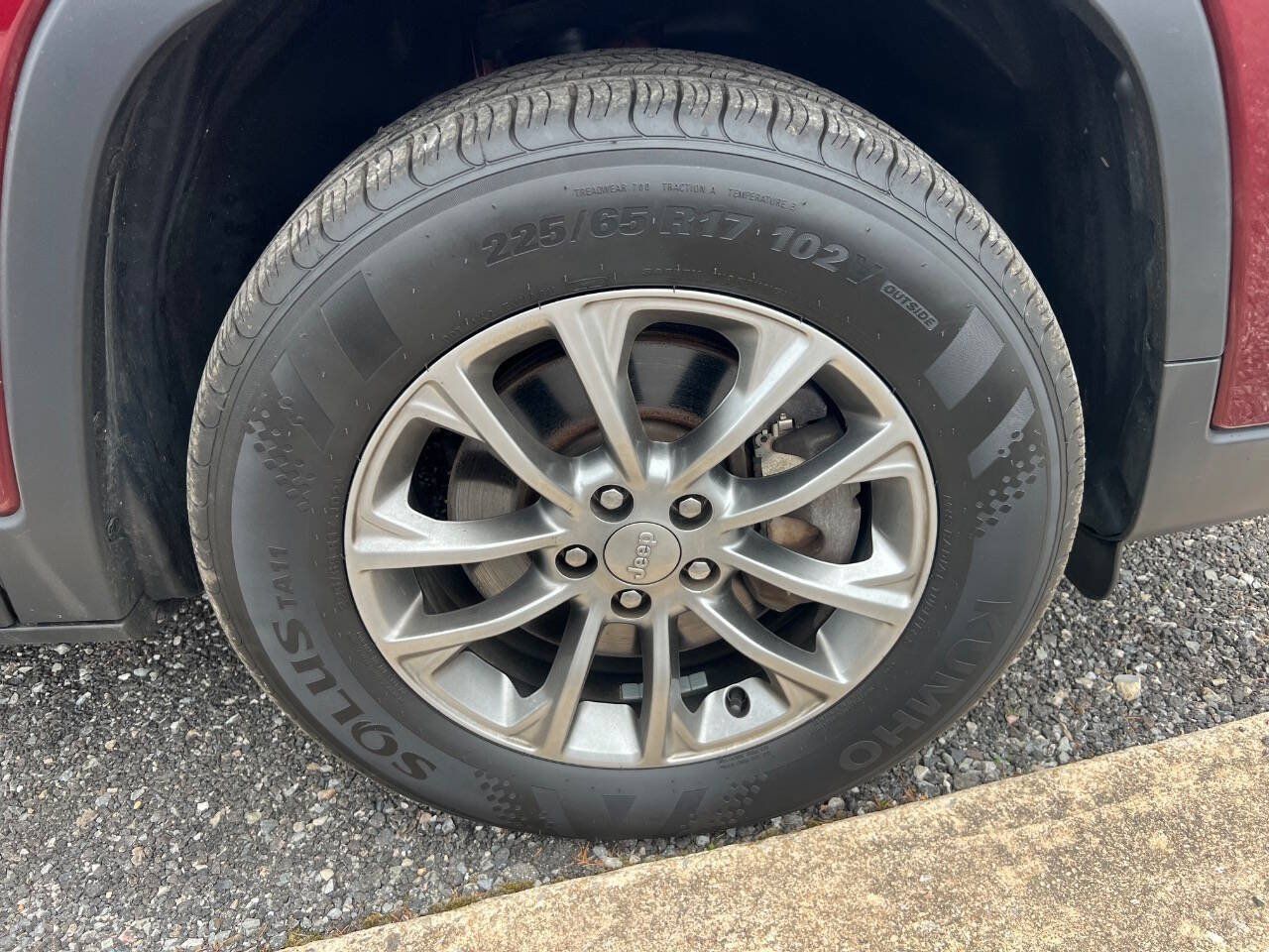 Used 2019 Jeep Cherokee Latitude Plus w/ Cold Weather Group AWD/4WD image 31