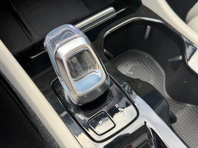 Certified 2024 Volvo XC40 B5 Plus AWD/4WD image 27