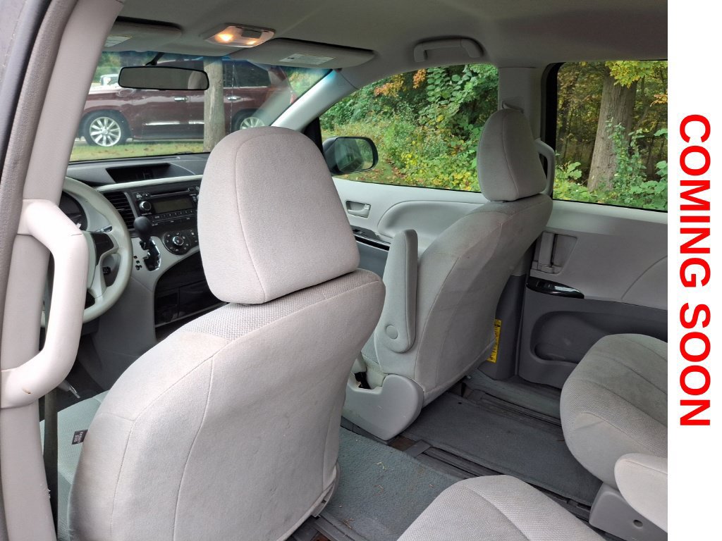 Used 2013 Toyota Sienna L FWD image 10