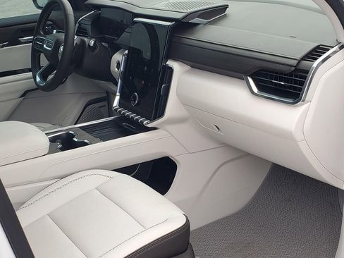 Certified 2025 GMC Acadia Denali FWD image 9