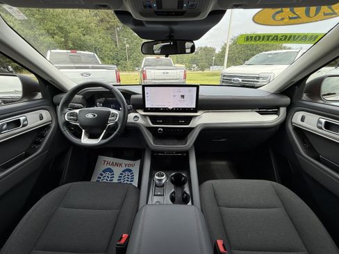 Used 2025 Ford Explorer Active RWD image 11