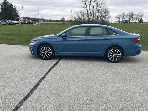 Used 2025 Volkswagen Jetta SE image 2