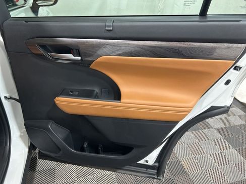 Used 2025 Toyota Highlander Platinum image 15