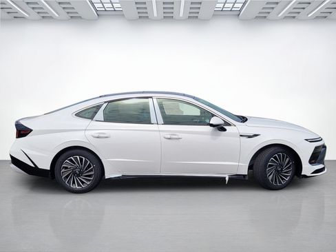 New 2026 Hyundai Sonata Limited FWD image 3