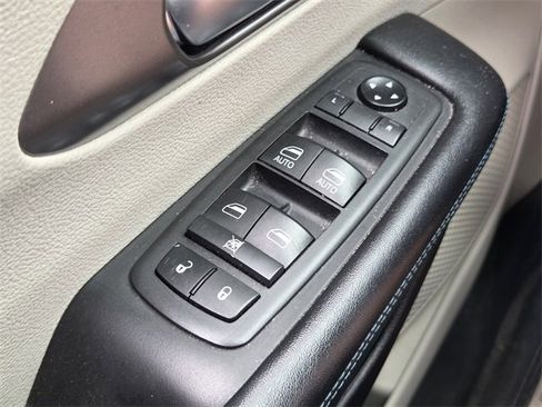 Used 2021 Chrysler Pacifica Touring-L image 26