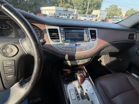 Used 2012 Hyundai Genesis 3.8 w/ Premium Pkg RWD image 11
