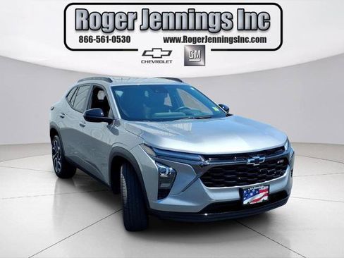 Used 2024 Chevrolet Trax RS w/ Sunroof Package FWD image 6