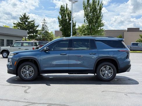 Used 2025 Chevrolet Traverse LT FWD image 7
