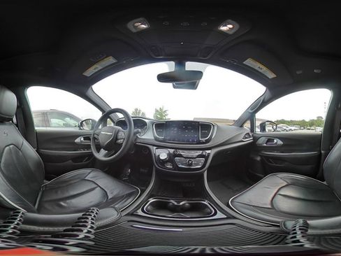 Used 2025 Chrysler Pacifica Limited FWD image 47