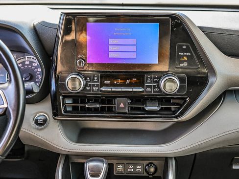 Certified 2023 Toyota Highlander LE image 3