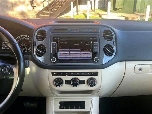 Used 2014 Volkswagen Tiguan S FWD image 40