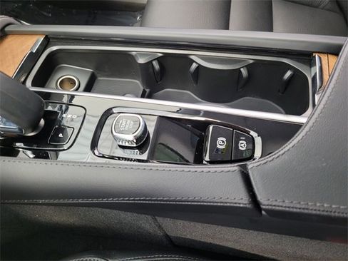 Certified 2025 Volvo XC90 B6 Ultra image 36