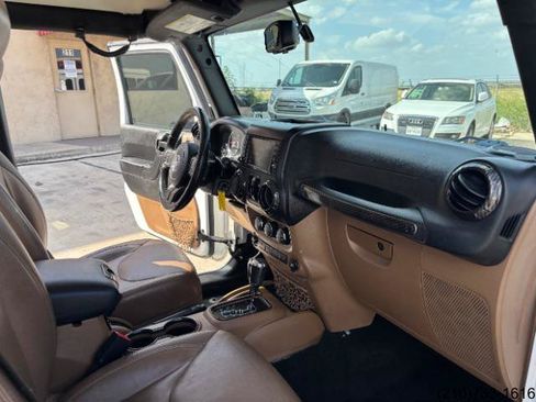 Used 2016 Jeep Wrangler Unlimited Sahara w/ Connectivity Group AWD/4WD image 31