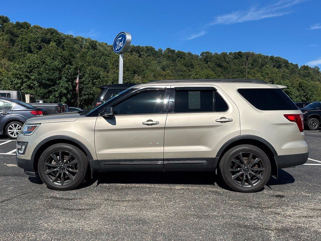 Used 2017 Ford Explorer XLT w/ Equipment Group 202A AWD/4WD image 2