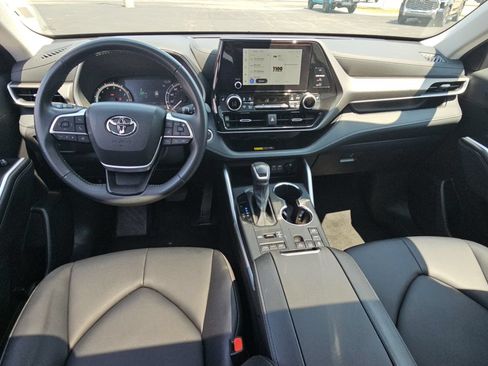 Certified 2025 Toyota Highlander XLE AWD/4WD image 8