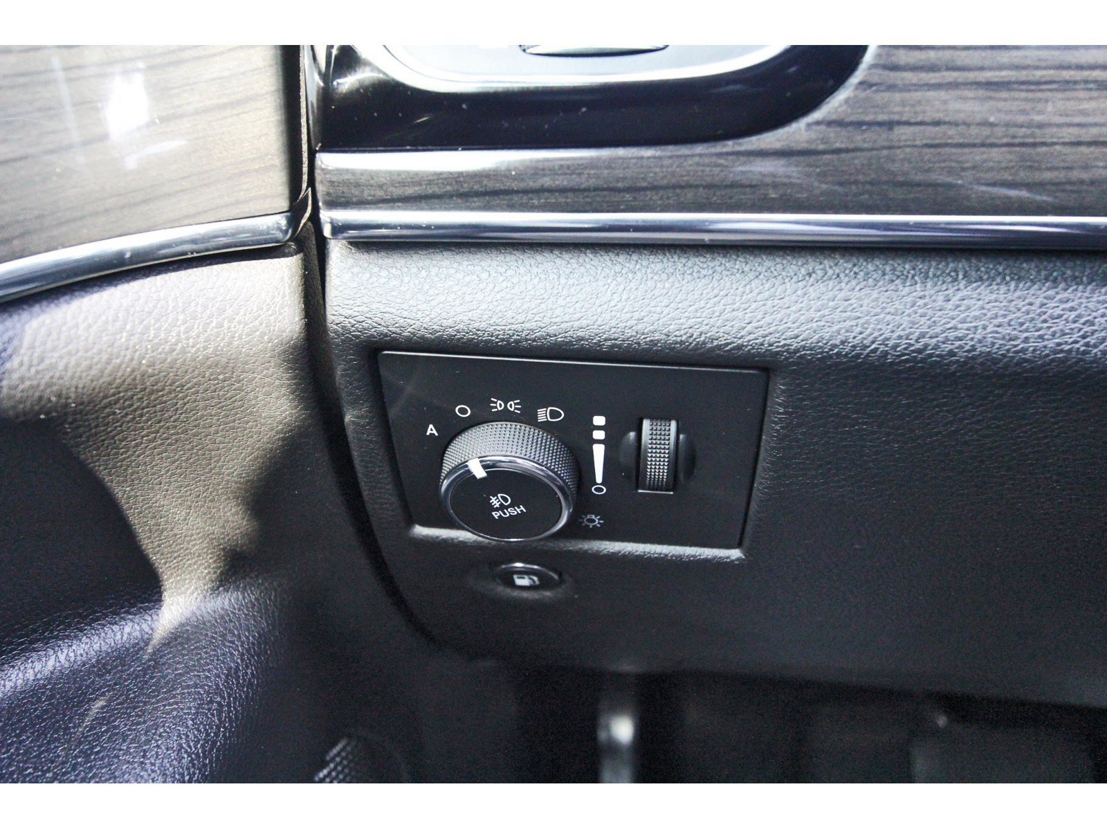 Used 2019 Jeep Grand Cherokee Overland RWD image 18