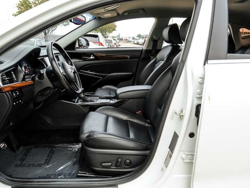 Used 2019 Kia Cadenza Premium image 4