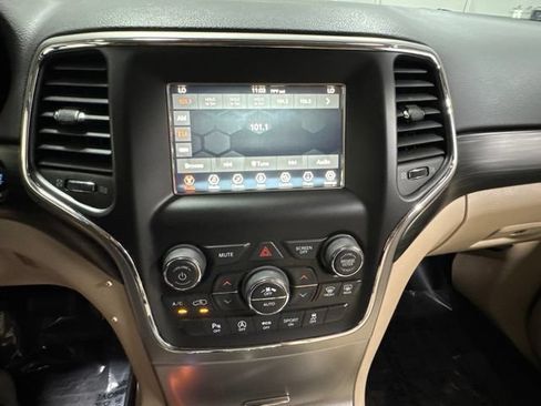 Used 2019 Jeep Grand Cherokee Laredo AWD/4WD image 17