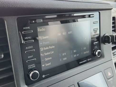 Used 2020 Toyota Sienna XLE w/ XLE Navigation Package image 20