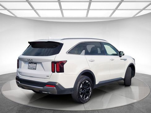 Used 2024 Kia Sorento S image 4