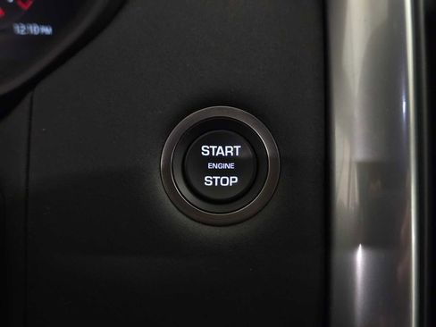 Used 2025 Land Rover Discovery S image 35