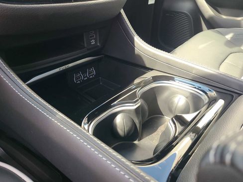 New 2023 Chrysler Pacifica Limited w/ Uconnect Theater Family Group image 32