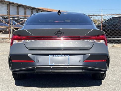 Used 2024 Hyundai Elantra Limited image 29