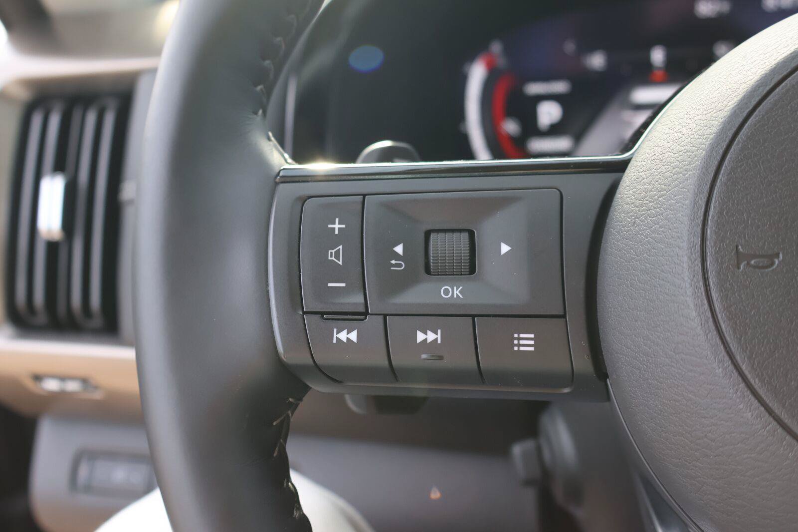 Used 2025 Nissan Pathfinder Platinum w/ Cargo Package FWD image 33