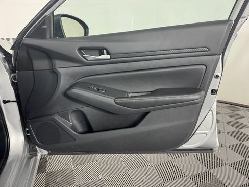 Used 2025 Nissan Altima 2.5 SV FWD image 31