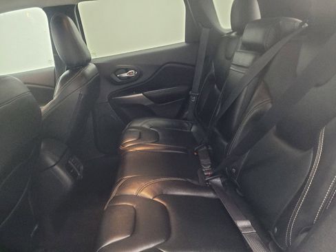 Used 2021 Jeep Cherokee Latitude FWD image 18