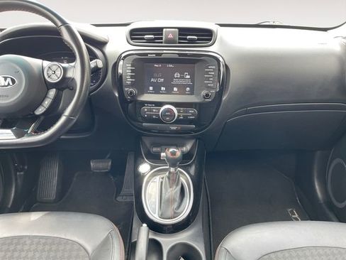 Used 2019 Kia Soul ! FWD image 11