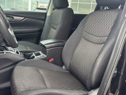 Used 2017 Nissan Rogue SV w/ Sun & Sound Touring Package image 9