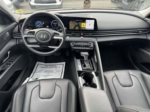 Certified 2025 Hyundai Elantra Limited image 12