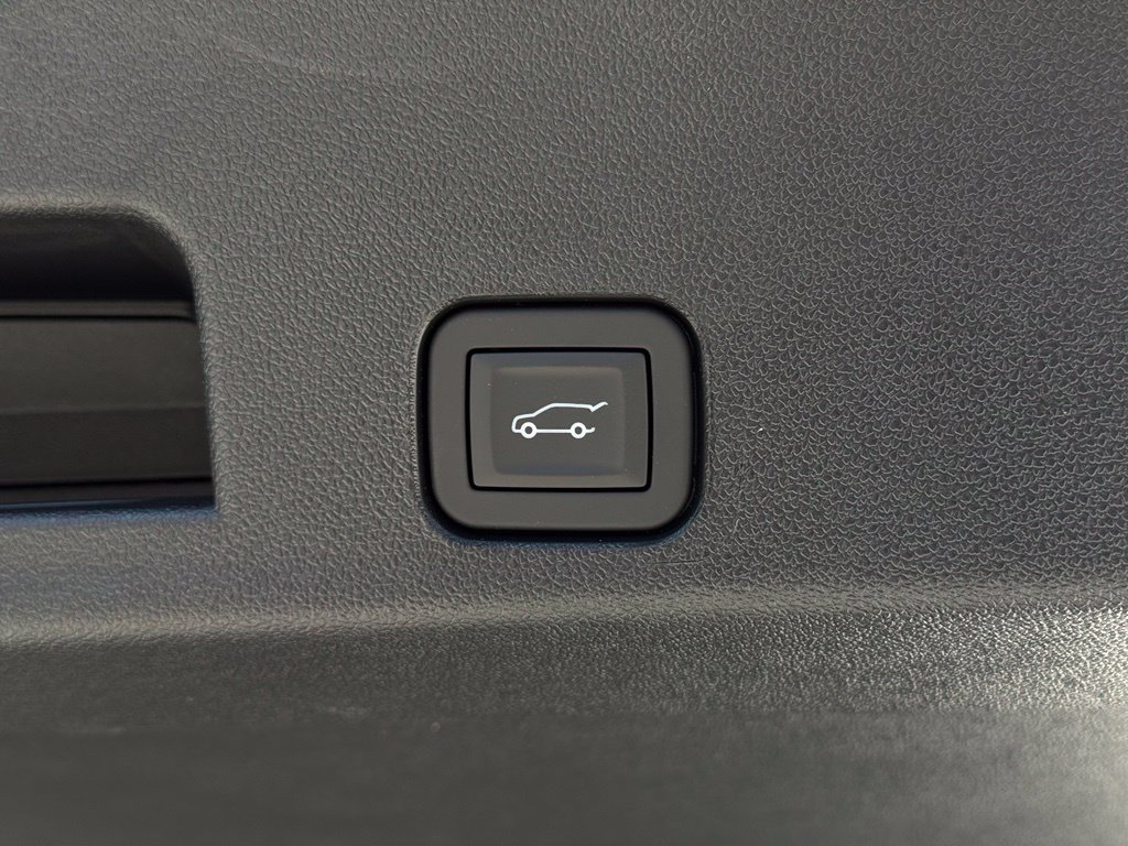 New 2027 Chevrolet Traverse RS w/ LPO, Floor Liner Package FWD image 17