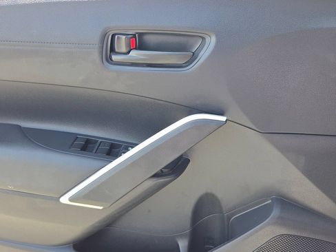 Used 2025 Toyota Corolla Cross LE FWD image 27