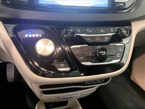 Used 2024 Chrysler Pacifica Touring-L image 26