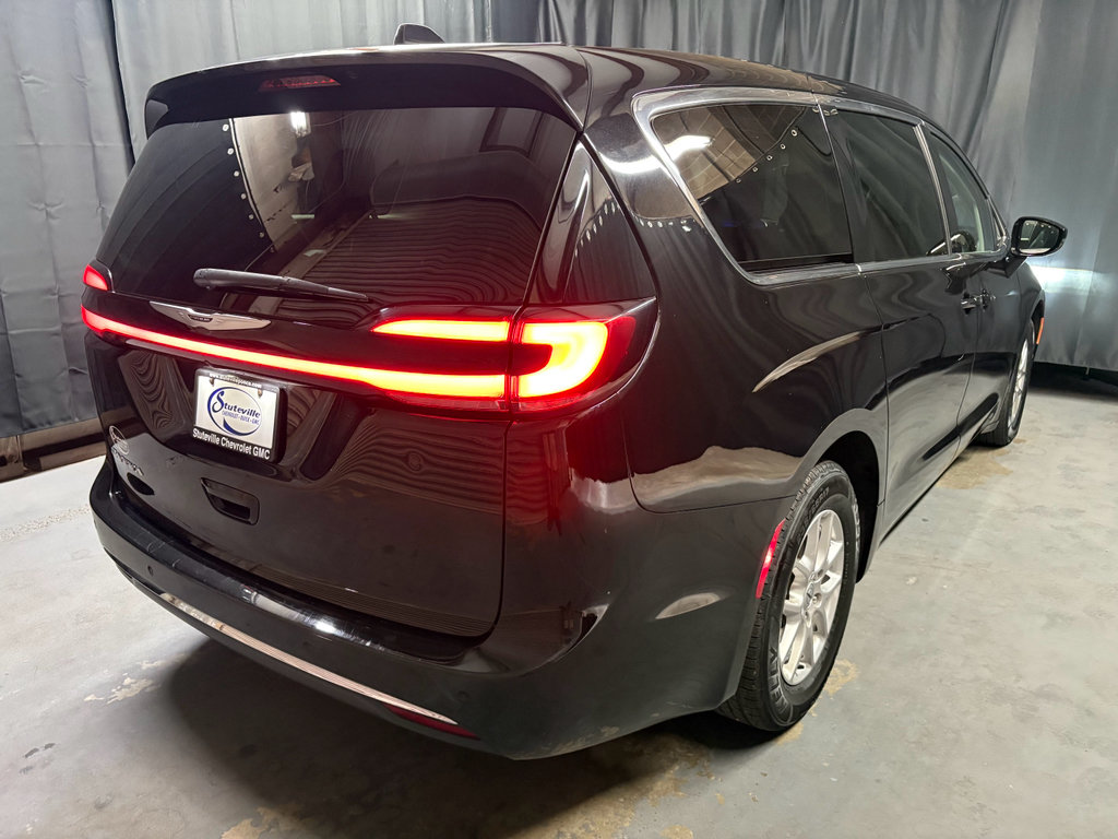 Used 2024 Chrysler Pacifica Touring-L FWD image 5