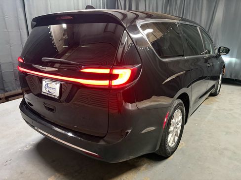 Used 2024 Chrysler Pacifica Touring-L FWD image 5