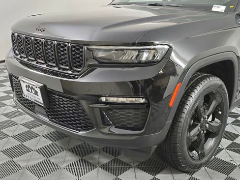 Used 2023 Jeep Grand Cherokee Limited w/ Black Appearance Package image 10