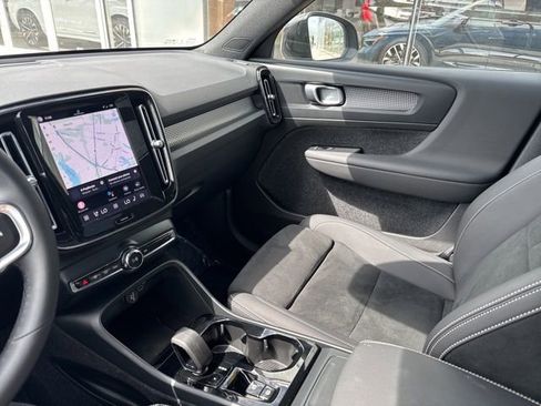 Certified 2025 Volvo XC40 B5 Plus AWD/4WD image 26