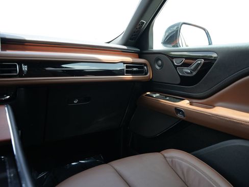 Used 2023 Lincoln Aviator Reserve RWD image 9