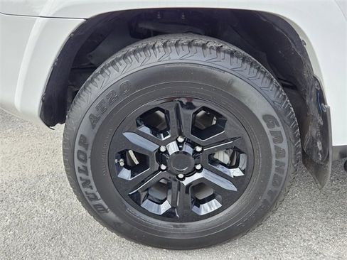 Used 2024 Toyota Highlander LE image 7