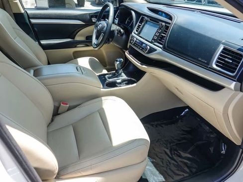 Used 2016 Toyota Highlander XLE w/ Preferred Accessory Package FWD image 9