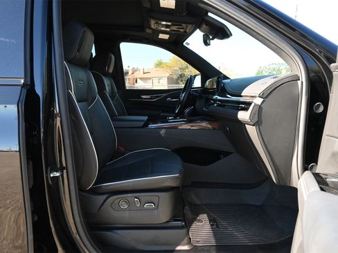 Used 2024 Cadillac Escalade Premium Luxury image 28