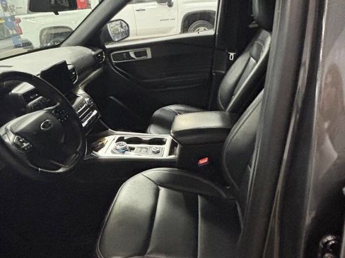 Used 2020 Ford Explorer XLT w/ Equipment Group 202A image 2