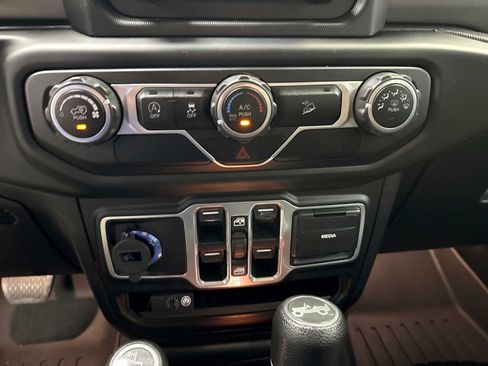 Used 2018 Jeep Wrangler Unlimited Sport S AWD/4WD image 16