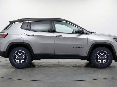 Used 2025 Jeep Compass Trailhawk AWD/4WD image 11
